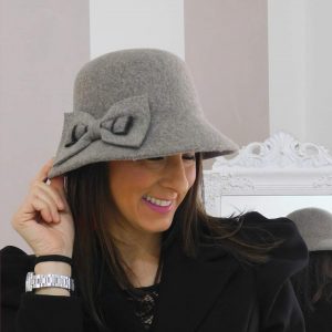 Cappello Grigio Con Fiocco