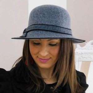 Cappello Grigio Con Fiocco Bicolore