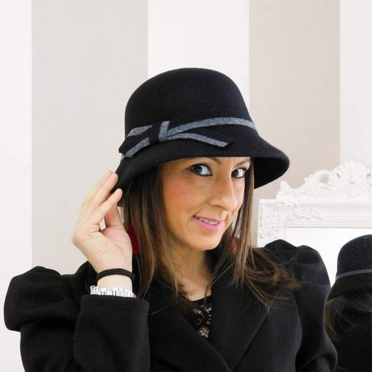 Cappello Nero Con Fiocco Bicolore